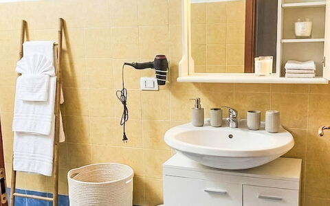 Casa dei Nani: Gulvbelægning, Etage, Indretning, Sanitærarmatur, Badeværelsesvask, Badeværelse, Træ, Håndvask, Møbel, Tap