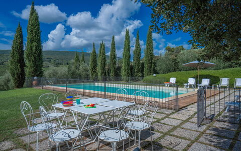 La Tesa Country House With Pool S. Gimignano: Himmel, Sky, Vand, Bord, Plante, Træ, Stol, Svømmepøl, Udendørs Møbler, Naturlige Landskab