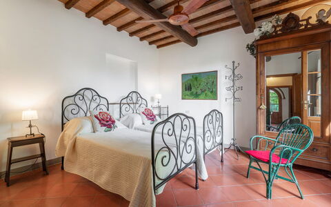 La Tesa Country House With Pool S. Gimignano: Møbel, Bygning, Komfort, Indretning, Belysning, Plante, Træ, Hus, Bed Frame, Etage