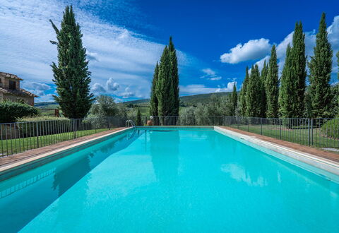 La Tesa Country House With Pool S. Gimignano: Blå, Svømmepøl, Eco Hotel, Landscaping, Hacienda, Evergreen, Lærk, Villa