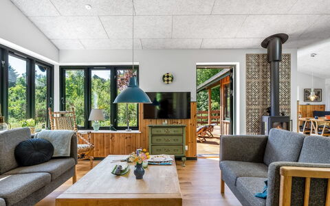 Duco - 780M from the Sea: Møbel, Indretning, Gulvbelægning, Træ, Loft, Etage, Couch, Stue, Bord, Stol