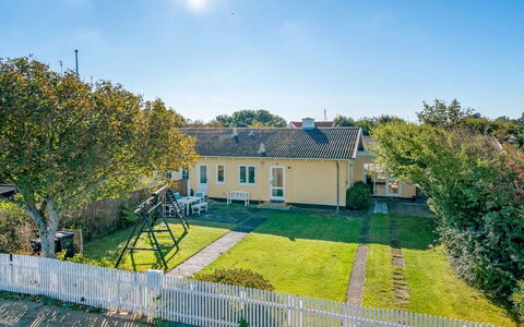 Julie - 700M from the Sea: Hjem, Tag, Hus, Dør, Sommerhus, Skygge, Have, Bunddække, Veranda, Gård