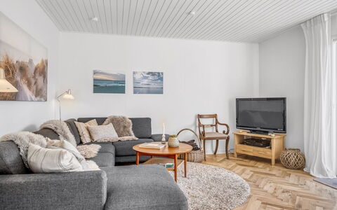 Julie - 700M from the Sea: Hjem, Tag, Hus, Dør, Sommerhus, Skygge, Have, Bunddække, Veranda, Gård