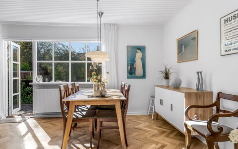 Julie - 700M from the Sea: Hjem, Tag, Hus, Dør, Sommerhus, Skygge, Have, Bunddække, Veranda, Gård