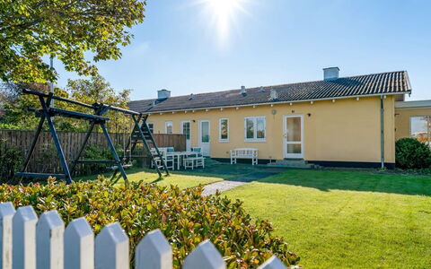 Julie - 700M from the Sea: Hjem, Tag, Hus, Dør, Sommerhus, Skygge, Have, Bunddække, Veranda, Gård