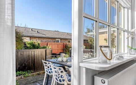 Julie - 700M from the Sea: Hjem, Tag, Hus, Dør, Sommerhus, Skygge, Have, Bunddække, Veranda, Gård
