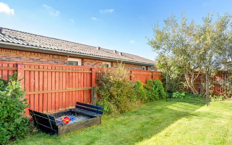 Julie - 700M from the Sea: Hjem, Tag, Hus, Dør, Sommerhus, Skygge, Have, Bunddække, Veranda, Gård