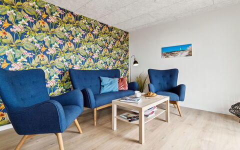 Rico - 50M from the Sea: Møbel, Gulvbelægning, Indretning, Etage, Stue, Stol, Hjem, Lejlighed, Værelse, Kaffebord