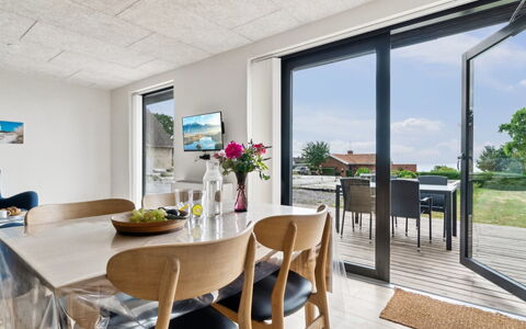 Rico - 50M from the Sea: Møbel, Gulvbelægning, Etage, Køkken & Spisebord, Stol, Loft, Hårdttræ, Spisestue, Design, Bejdse