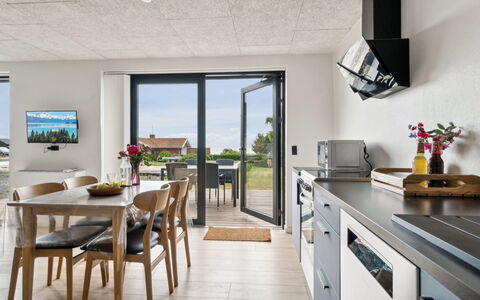 Rico - 50M from the Sea: Møbel, Gulvbelægning, Etage, Køkken & Spisebord, Loft, Countertop, Stol, Køkken, Hårdttræ, Stueplante