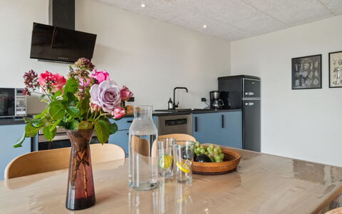 Rico - 50M from the Sea: Møbel, Indretning, Gulvbelægning, Træ, Countertop, Loft, Etage, Køkken, Belysning, Værelse
