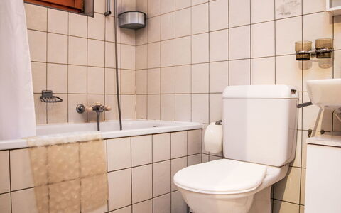 Chalet Soleil: Ejendom, Badeværelse, Purple, Arkitektur, Sanitærarmatur, Toilet, Toiletbræt, Etage, Line