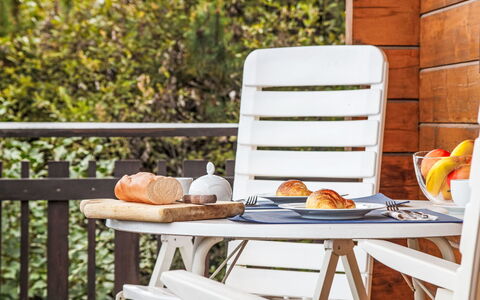 Chalet Soleil: Bord, Møbel, Bordservice, Mad, Træ, Orange, Udendørs Møbler, Stol, Udendørs Bord, Foldestol