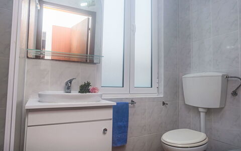Surfers Inn 2: Spejl, Sanitærarmatur, Badeværelsesskab, Tap, Håndvask, Ejendom, Badeværelsesvask, Badeværelse, Purple, Toiletbræt