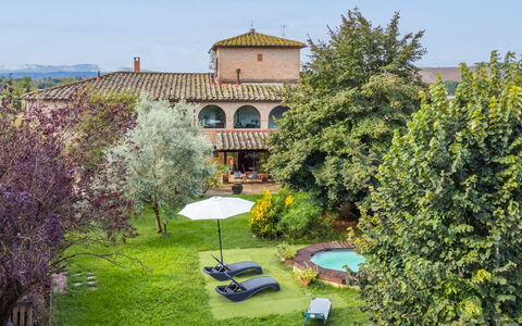Podere Palazzetto: Plante, Ejendom, Himmel, Bygning, Arkitektur, Træ, Land Lot, Busk, Landskab, Græs