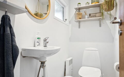 Dagh - 100M from the Sea: Væg, Toiletbræt, Indretning, Gulvbelægning, Etage, Toilet, Sanitærarmatur, Værelse, Badeværelse, Vvs
