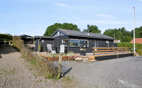 Dagh - 100M from the Sea: Møbel, Indretning, Gulvbelægning, Etage, Loft, Værelse, Stol, Bord, Lejlighed, Køkken & Spisebord