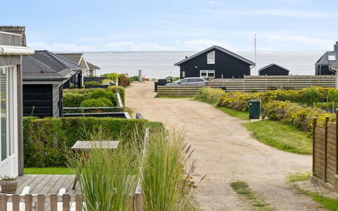Dagh - 100M from the Sea: Møbel, Indretning, Gulvbelægning, Etage, Loft, Værelse, Stol, Bord, Lejlighed, Køkken & Spisebord