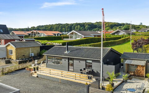 Dagh - 100M from the Sea: Møbel, Indretning, Gulvbelægning, Etage, Loft, Værelse, Stol, Bord, Lejlighed, Køkken & Spisebord