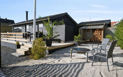 Dagh - 100M from the Sea: Møbel, Indretning, Gulvbelægning, Etage, Loft, Værelse, Stol, Bord, Lejlighed, Køkken & Spisebord