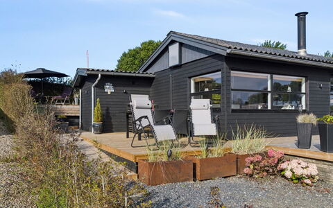 Dagh - 100M from the Sea: Møbel, Indretning, Gulvbelægning, Etage, Loft, Værelse, Stol, Bord, Lejlighed, Køkken & Spisebord