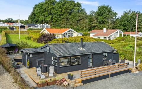 Dagh - 100M from the Sea: Møbel, Indretning, Gulvbelægning, Etage, Loft, Værelse, Stol, Bord, Lejlighed, Køkken & Spisebord