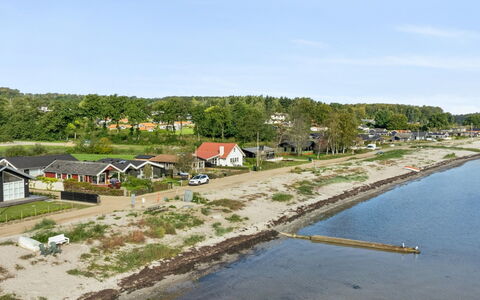 Dagh - 100M from the Sea: Møbel, Indretning, Gulvbelægning, Etage, Loft, Værelse, Stol, Bord, Lejlighed, Køkken & Spisebord