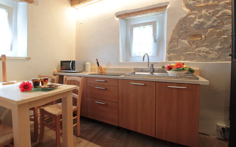 Baita Tersilia Mountain And Lake, Veneto: Møbel, Træ, Gulvbelægning, Indretning, Countertop, Køkken, Etage, Køkken Apparat, Sanitærarmatur, Bordservice