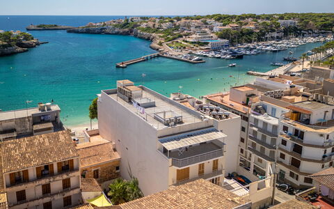 Porto Cristo by the Sea: Vand, Daytime, Ejendom, Himmel, Blå, Azure, Båd, Coastal Og Oceaniske Landskabsformer, Urban Design, Bygning