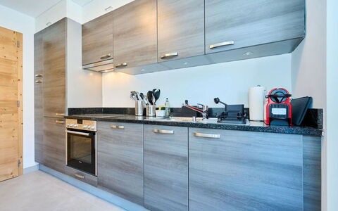 Richemont: Cabinetry, Countertop, Tap, Bygning, Møbel, Køkken, Hus, Træ, Indretning, Køkken Apparat