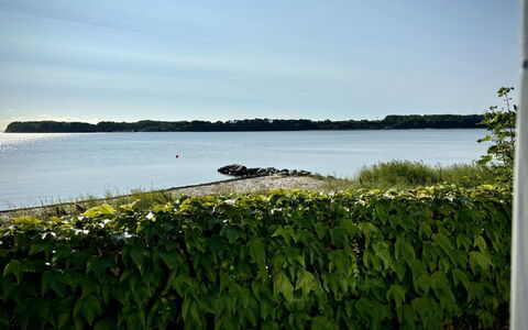 Drifa - 20M from the Sea: Hus, Hjem, Tag, Boligområde, Sommerhus, Estate, Stuehus, Lawn, Landscaping, Sidespor