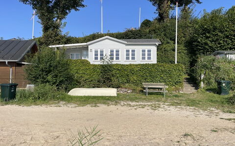 Drifa - 20M from the Sea: Hus, Hjem, Tag, Boligområde, Sommerhus, Estate, Stuehus, Lawn, Landscaping, Sidespor