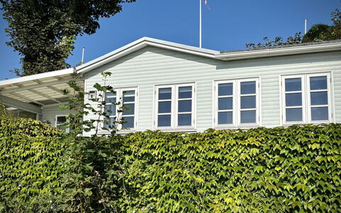 Drifa - 20M from the Sea: Hus, Hjem, Tag, Boligområde, Sommerhus, Estate, Stuehus, Lawn, Landscaping, Sidespor