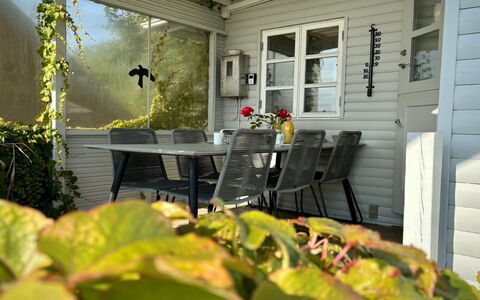 Drifa - 20M from the Sea: Hus, Hjem, Tag, Boligområde, Sommerhus, Estate, Stuehus, Lawn, Landscaping, Sidespor