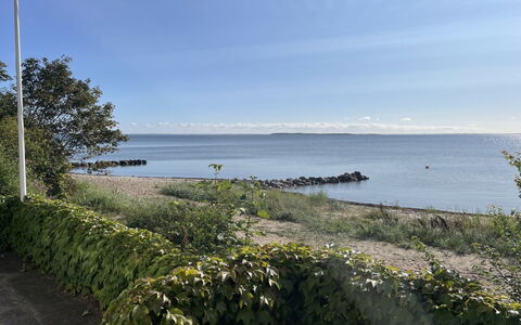 Drifa - 20M from the Sea: Hus, Hjem, Tag, Boligområde, Sommerhus, Estate, Stuehus, Lawn, Landscaping, Sidespor