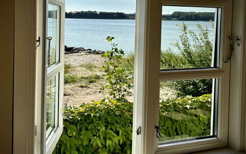 Drifa - 20M from the Sea: Hus, Hjem, Tag, Boligområde, Sommerhus, Estate, Stuehus, Lawn, Landscaping, Sidespor