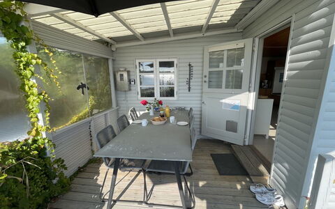 Drifa - 20M from the Sea: Hus, Hjem, Tag, Boligområde, Sommerhus, Estate, Stuehus, Lawn, Landscaping, Sidespor