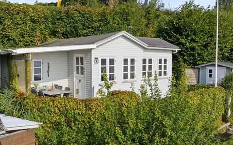 Drifa - 20M from the Sea: Hus, Hjem, Tag, Boligområde, Sommerhus, Estate, Stuehus, Lawn, Landscaping, Sidespor