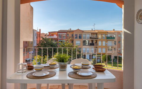 Empuriabrava 476: Bord, Himmel, Plante, Bygning, Ejendom, Møbel, Vindue, Bordservice, Azure