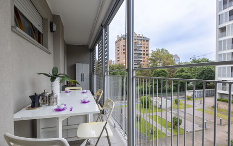 Giulia Apartment: Bygning, Plante, Himmel, Stueplante, Bord, Vindue, Sky, Ejerlejlighed, Etage