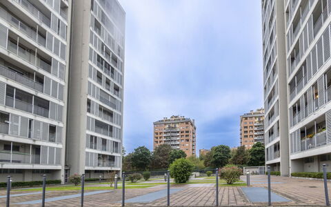Giulia Apartment: Bygning, Himmel, Sky, Daytime, Ejendom, Plante, Vindue, Urban Design, Kvarter, Højhus