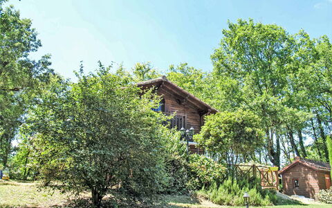 L'Eglantier: Plante, Himmel, Plantesamfund, Naturligt Miljø, Naturlige Landskab, Bygning, Sky, Træ, Land Lot, Hus