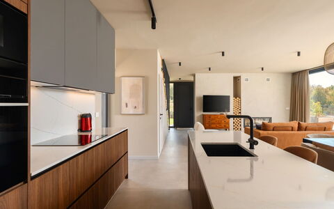Tia 2: Cabinetry, Træ, Køkken, Countertop, Bygning, Etage, Stue, Gulvbelægning, Stueplante, Vindue