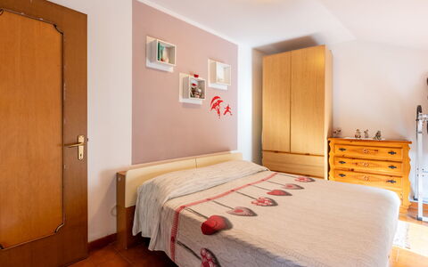 Le Nid D'Alessandro: Møbel, Ejendom, Bygning, Cabinetry, Træ, Komfort, Textile, Indretning, Orange