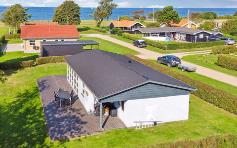 Todor - 150M from the Sea: Hus, Hjem, Tag, Boligområde, Sommerhus, Estate, Stuehus, Lawn, Landscaping, Sidespor