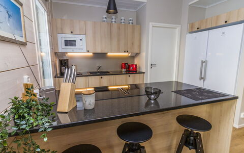 Villa Q: Møbel, Køkken, Køkken Apparat, Countertop, Indretning, Gulvbelægning, Cabinetry, Større Bandage, Træ, Etage