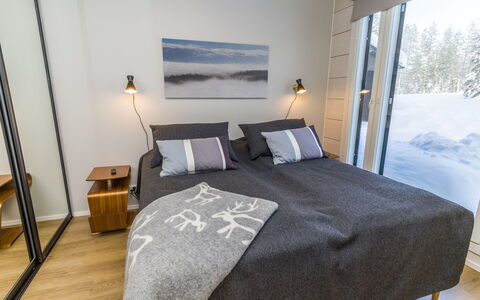 Villa Q: Soveværelse, Seng, Træ, Gulvbelægning, Etage, Indretning, Møbel, Sengetøj, Sengetøj, Trægulve