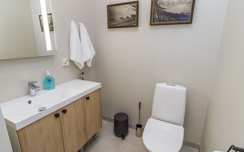 Villa Q: Badeværelsesvask, Badeværelse, Sanitærarmatur, Håndvask, Gulvbelægning, Toiletbræt, Badeværelsesskab, Toilet, Etage, Indretning