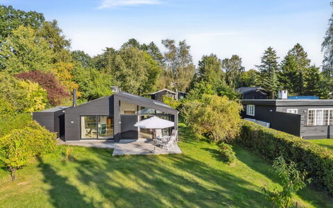 Annlisa - 750M from the Sea: Træ, Tag, Arkitektur, Hjem, Hus, Sommerhus, Sidespor, Hårdttræ, Hældning, Estate