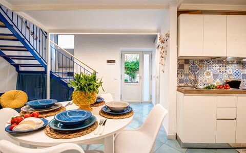 Casetta Di Laura In Massa Lubrense: Bord, Møbel, Cabinetry, Azure, Tallerkner, Etage, Plante, Stueplante, Gulvbelægning, Stue
